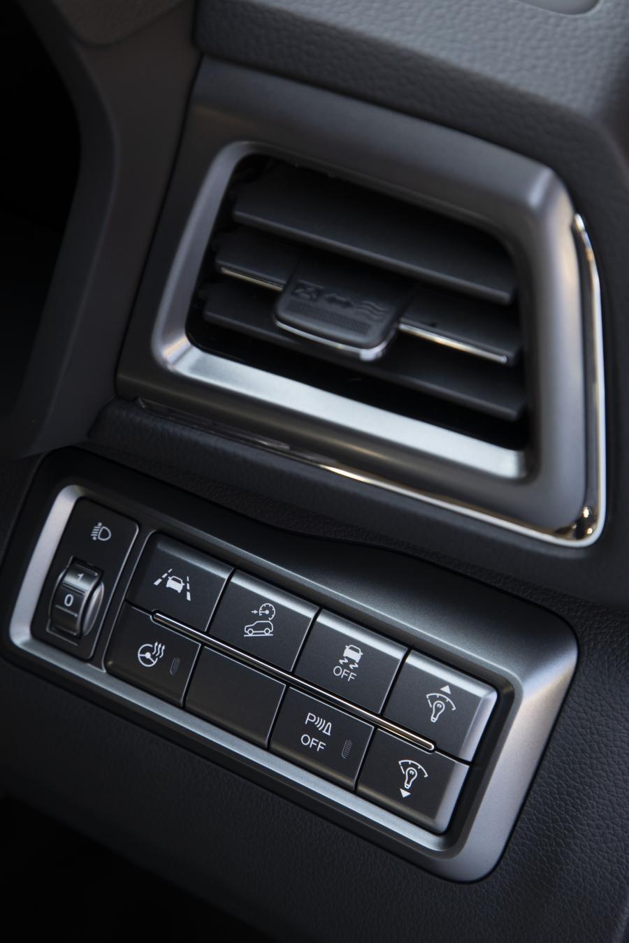 Детали интерьера SsangYong Tivoli Ultimate 2020 года  (UK) (фото 48 из 63)